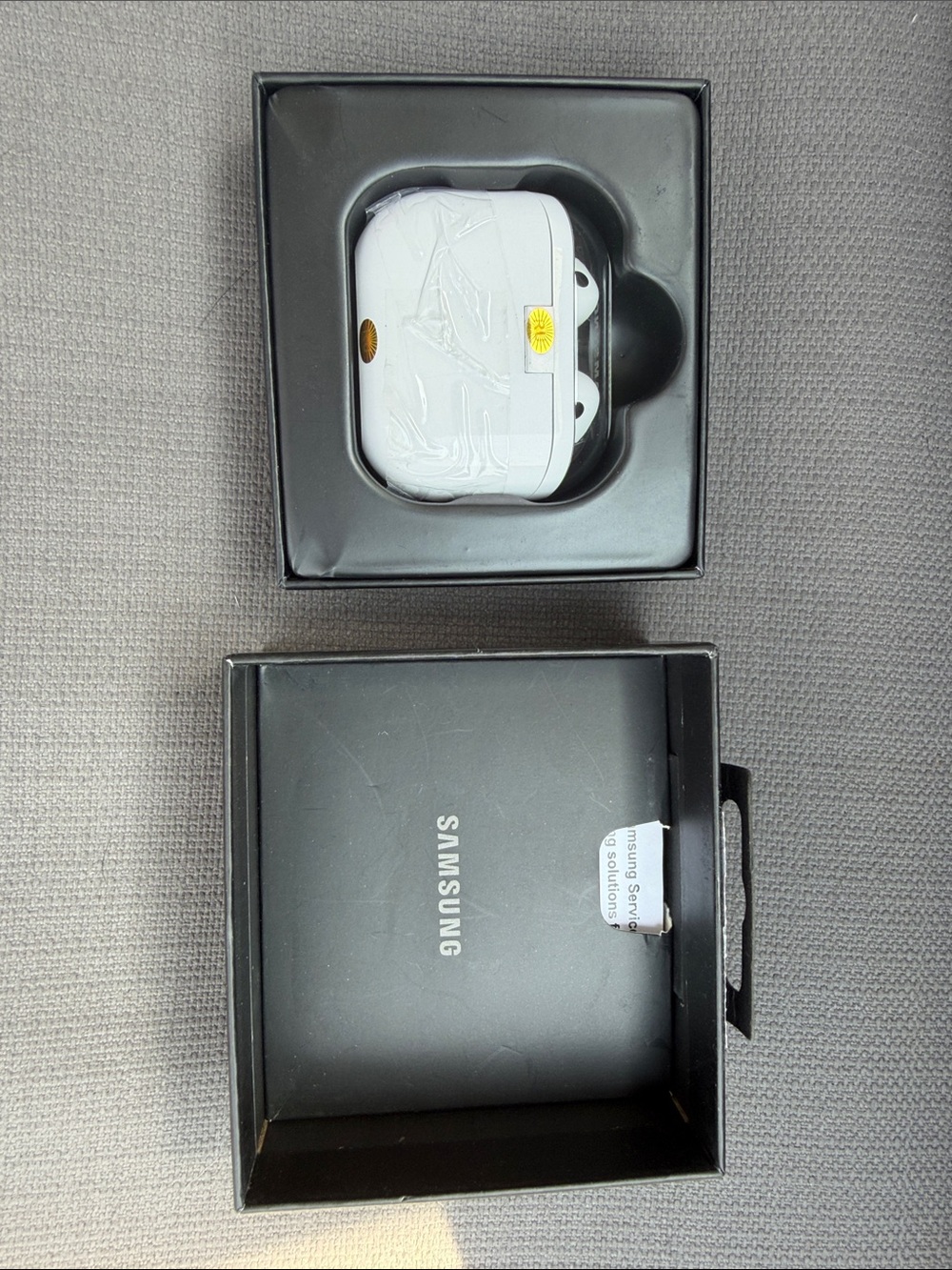 Samsung Galaxy Buds3 Pro - Black Box with White Earbud Image - Picture 2 of 6